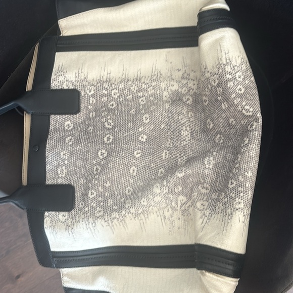 Chloe Leather Tote Bag - Picture 10 of 11